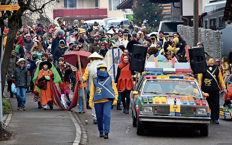 Der Fasnachtstross zog durch den Obfelder Weiler Wolsen, angeführt von der Ratlosen-Clique. (Bilder Dominik Stierli)