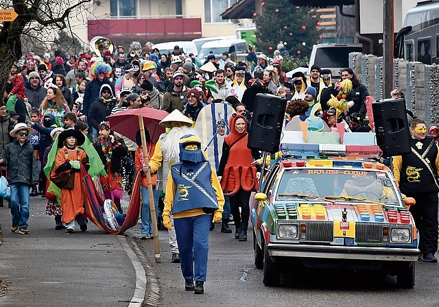Der Fasnachtstross zog durch den Obfelder Weiler Wolsen, angeführt von der Ratlosen-Clique. (Bilder Dominik Stierli)