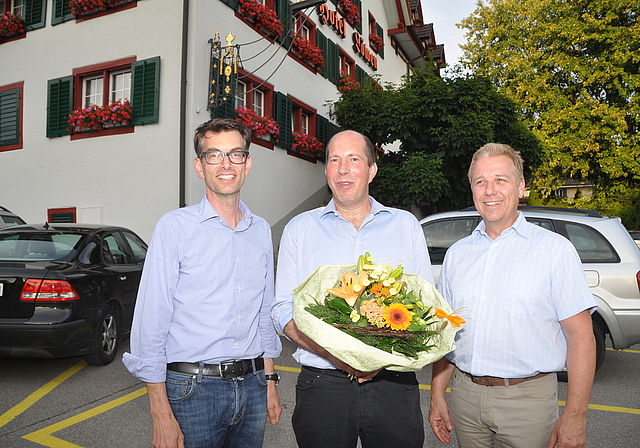 Abschied und Neubeginn, von links: Thomas Frick, während eines halben Jahres Interimspräsident, der neue Präsident Olivier Hofmann und Marcel R. Streiff, abtretender Geschäftsstellenleiter, jetzt Standortförderer. (Bild Werner Schneiter)