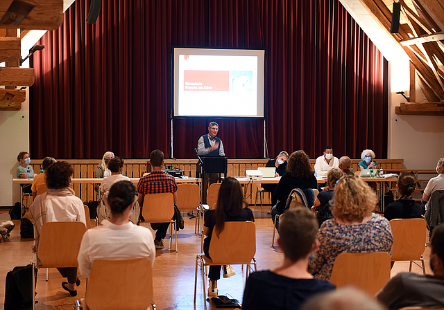 Ruhige und sichere Gesprächsführung: An der Gemeindeversammlung Kappel wird viel gefragt und diskutiert, aber nicht gestritten. (Bild Bernhard Schneider)