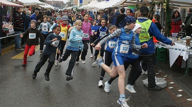 Enge Kurven mitten im Markttreiben am Chlauslauf. (Bild Heinz Richner)