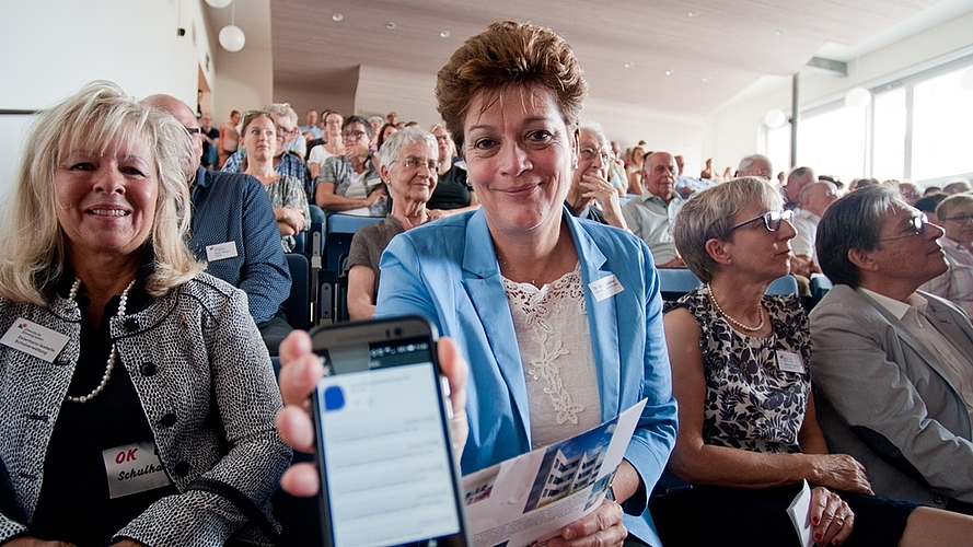 Auch die Zürcher Bildungsdirektorin, Silvia Steiner, hielt sich per App über die Feierlichkeiten auf dem Laufenden. Auch die Zürcher Bildungsdirektorin, Silvia Steiner, hielt sich per App über die Feierlichkeiten auf dem Laufenden.