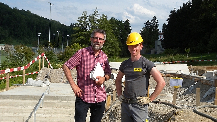 Gemeinderat Christoph Tandler (links) und Polier Andrin Huwiler auf der Baustelle des Skaterparks. <em>(Bild Marianne Voss)</em>