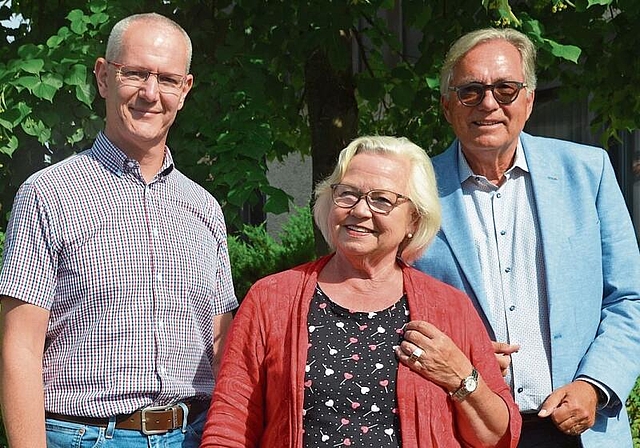 Ronald Alder und Monika Rohr, Co-Leitende im Steuerungsausschuss Agsba, mit Projektleiter Beat Bär (rechts). (Bild tst)
