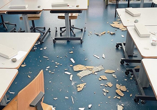 In einem der Schulzimmer im Schulhaus Butzen löste sich am Montag ein Teil der Akustikdecke. (Bild Stadt Affoltern)