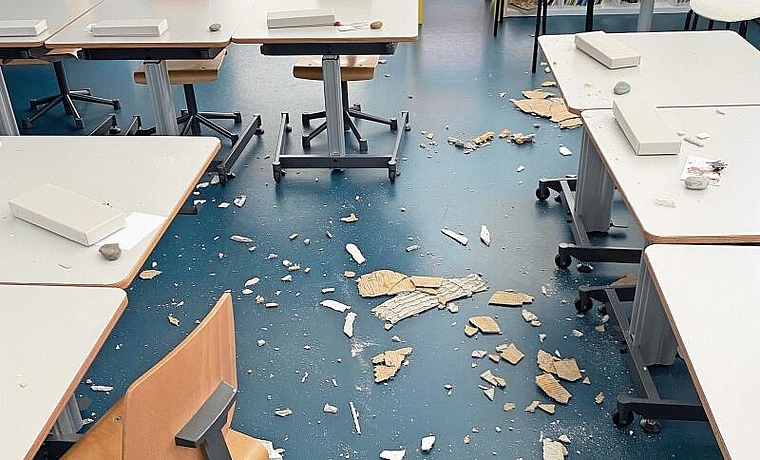 In einem der Schulzimmer im Schulhaus Butzen löste sich am Montag ein Teil der Akustikdecke. (Bild Stadt Affoltern)
