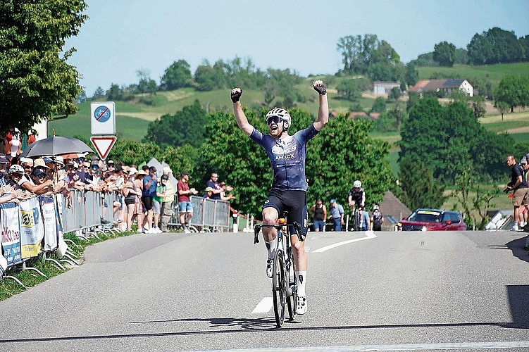 Cedric Graf bejubelt seinen ersten Elite-Sieg am Pfingstrennen in Ehrendingen. (Bild René Graf) Cedric Graf bejubelt seinen ersten Elite-Sieg am Pfingstrennen in Ehrendingen. (Bild René Graf)