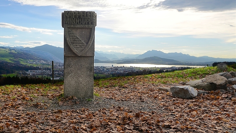 Der Kappeler Milchsuppenstein auf der Grenze zwischen Zürich und Zug: Während die Baudirektion möglichst wenig interkantonale ÖV-Verbindungen wünscht, pendeln immer mehr Menschen vom südlichen Knonauer Amt nach Zug. (Bild Erika Schmid)