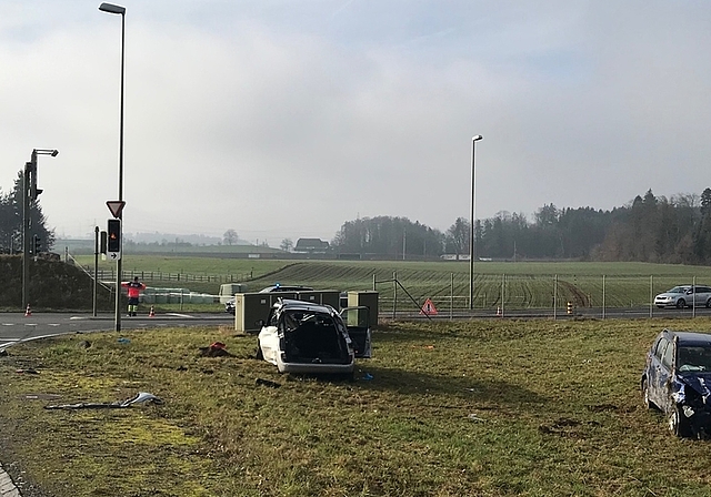 Der Unfall bei der Autobahnzufahrt in Affoltern hat ein grösseres Spurenbild verursacht. <em>(Bild Kapo ZH)</em>