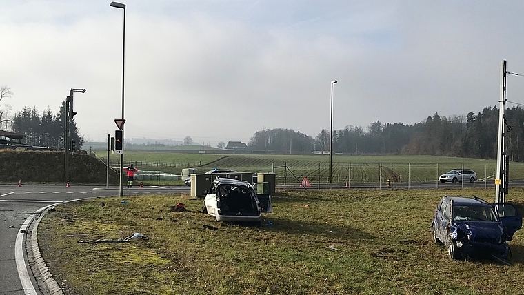 Der Unfall bei der Autobahnzufahrt in Affoltern hat ein grösseres Spurenbild verursacht. <em>(Bild Kapo ZH)</em>