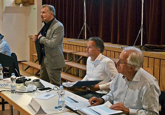 Protagonisten der Umwandlungsversammlung. Von rechts: Eduard Waldesbühl (Leiter Liquidationsausschuss), Reto Schegg (Projektmanagement), Stefan Gyseler (VR-Präsident Spital) und Christoph Lüthi (Leiter Findungskommission). (Bild Thomas Stöckli)