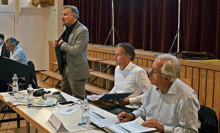 Protagonisten der Umwandlungsversammlung. Von rechts: Eduard Waldesbühl (Leiter Liquidationsausschuss), Reto Schegg (Projektmanagement), Stefan Gyseler (VR-Präsident Spital) und Christoph Lüthi (Leiter Findungskommission). (Bild Thomas Stöckli)