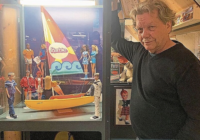 Museums-Besitzer Ewald Schuler vor einer Vitrine mit Barbie-Segelboot. Es ist eines seiner Lieblingsobjekte aus der Sammlung. (Bilder Livia Häberling)