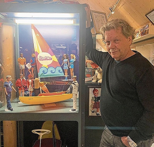 Museums-Besitzer Ewald Schuler vor einer Vitrine mit Barbie-Segelboot. Es ist eines seiner Lieblingsobjekte aus der Sammlung. (Bilder Livia Häberling)
