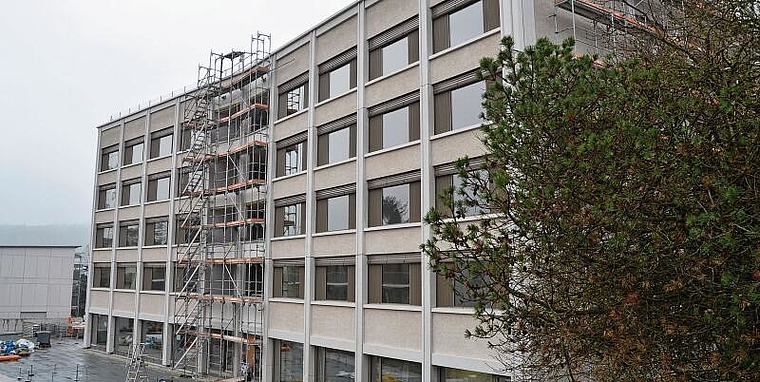 Ein Faktor sowohl bei den Investitionen als auch bei den Lohnkosten: Das Seewadel in Affoltern, hier die Rückansicht des Neubaus. (Bild Thomas Stöckli)