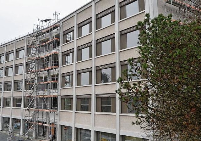 Ein Faktor sowohl bei den Investitionen als auch bei den Lohnkosten: Das Seewadel in Affoltern, hier die Rückansicht des Neubaus. (Bild Thomas Stöckli)