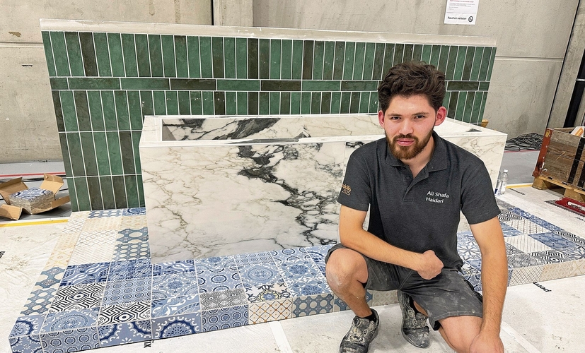 Ali Haidari vor seiner Badewanne, die ihm den vierten Platz an den Swiss Skills einbrachte. (Bilder Martin Platter)