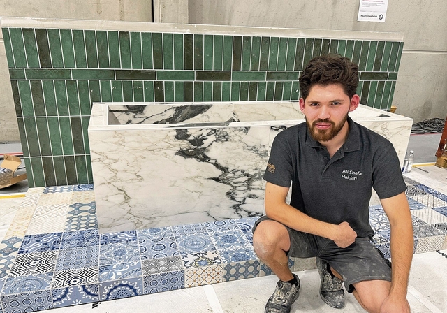 Ali Haidari vor seiner Badewanne, die ihm den vierten Platz an den Swiss Skills einbrachte. (Bilder Martin Platter)