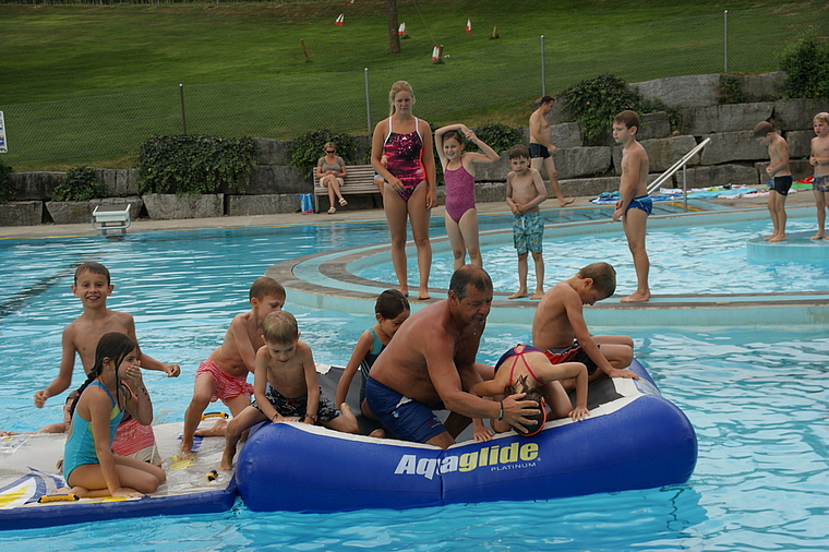 Purzelbaum ins Wasser – Schwimmlehrer Hans Schmutz hilft. (Bild Thomas Stöckli)