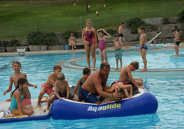 Purzelbaum ins Wasser – Schwimmlehrer Hans Schmutz hilft. (Bild Thomas Stöckli)
