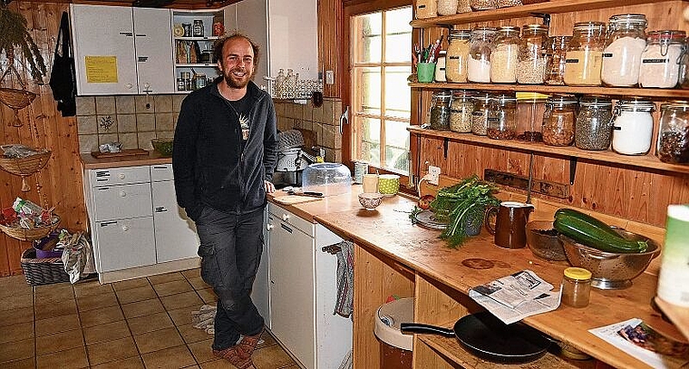 In seiner heimeligen Bauernküche: Hobbykoch und Umweltingenieur Jeremy Notz. (Bild Martin Mullis)