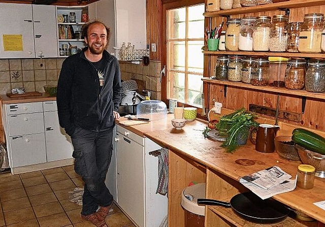 In seiner heimeligen Bauernküche: Hobbykoch und Umweltingenieur Jeremy Notz. (Bild Martin Mullis)
