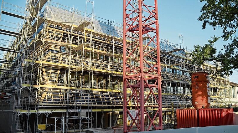 Die Gebäudehülle steht, zum Jahreswechsel soll das neue Sek-Schulhaus Bonstetten bezugsbereit sein. (Bild Thomas Stöckli)