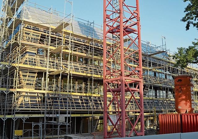Die Gebäudehülle steht, zum Jahreswechsel soll das neue Sek-Schulhaus Bonstetten bezugsbereit sein. (Bild Thomas Stöckli)