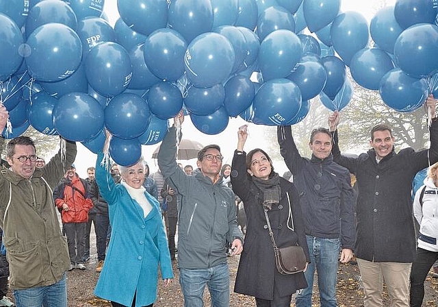 Gestiegene Erwartungen und Ballone, die sogleich im Nebel aufsteigen. FDP-Exponentinnen und -Exponenten beim Wahlkampfauftakt auf dem Uto Kulm, von links: Peter Grünenfelder, Carmen Walker Späh, Hans-Jakob Boesch, Ständerats­kandidatin Regine Sau