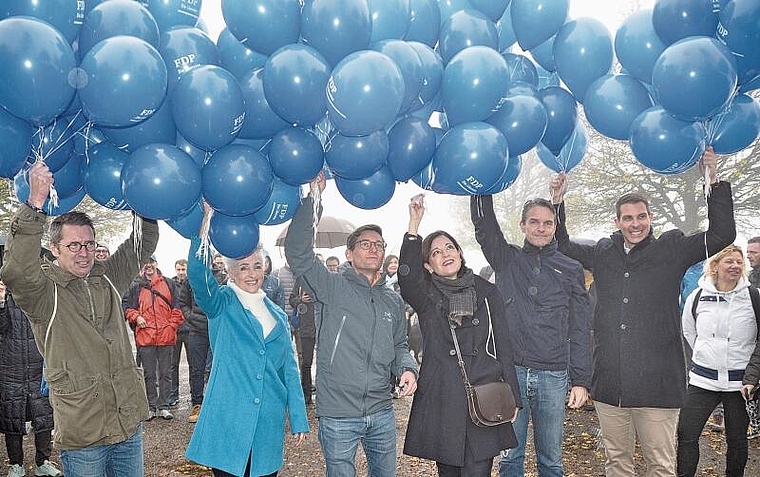 Gestiegene Erwartungen und Ballone, die sogleich im Nebel aufsteigen. FDP-Exponentinnen und -Exponenten beim Wahlkampfauftakt auf dem Uto Kulm, von links: Peter Grünenfelder, Carmen Walker Späh, Hans-Jakob Boesch, Ständeratskandidatin Regine Sau