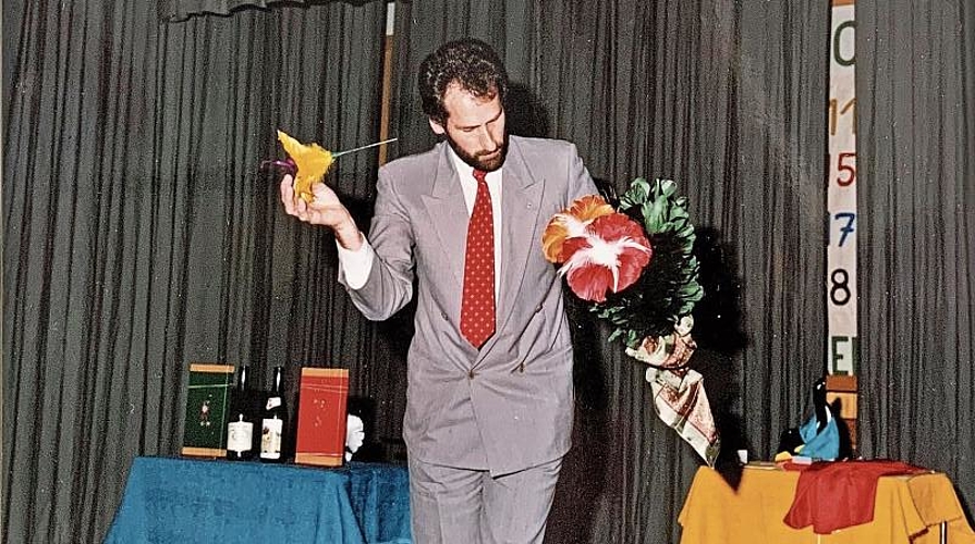 Hansruedi Hutmacher bei einem Auftritt als Zauberer an der TCS-Generalversammlung im März 1989. (Archivbild privat)