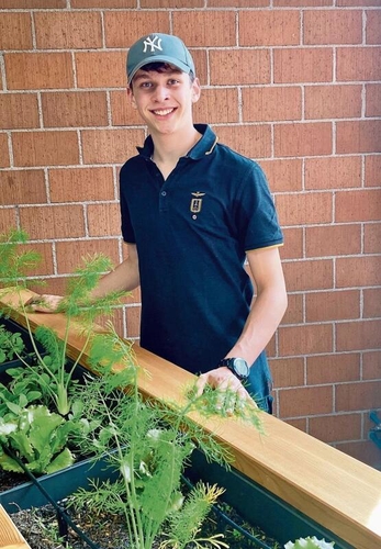 Marlon Brun vor seinem Hochbeet. (Bilder Brigitte Reemts Flum)