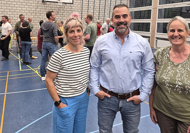 Verabschiedeten sich im Rahmen der Gemeindeversammlung nach je acht Jahren in der Schulpflege: Silvie Gsell (links) und Präsident Ursin Dosch. Im Bild mit Christa Koller von der Schulverwaltung, die seit mehr als 25 Jahren in der Schule aktiv ist. (