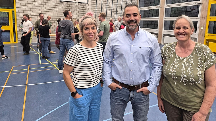 Verabschiedeten sich im Rahmen der Gemeindeversammlung nach je acht Jahren in der Schulpflege: Silvie Gsell (links) und Präsident Ursin Dosch. Im Bild mit Christa Koller von der Schulverwaltung, die seit mehr als 25 Jahren in der Schule aktiv ist. (