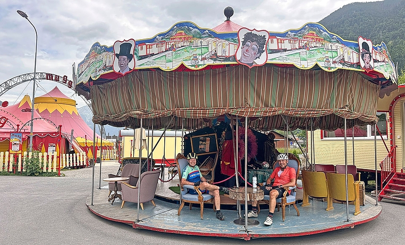 Bevors in die Steigung zum Klausenpass geht, wechseln Dino Rey und Chronist Martin Platter für eine Runde aufs Karussell des Zirkus Mugg. Bevors in die Steigung zum Klausenpass geht, wechseln Dino Rey und Chronist Martin Platter für eine Runde aufs Karussell des Zirkus Mugg.