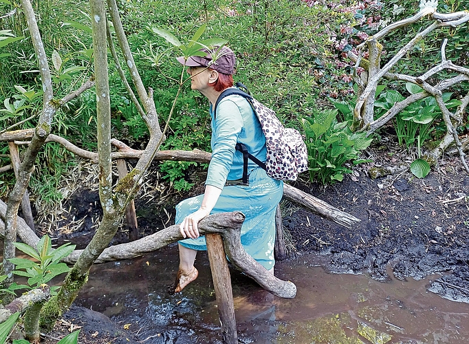 Dass das Waten in Moorwasser und Sumpf gesund ist, wusste bereits Sebastian Kneipp. Und es macht Spass. Am besten besucht man den Barfusspfad nach einer nassen Wetterphase. (Bilder Regula Zellweger) Dass das Waten in Moorwasser und Sumpf gesund ist, wusste bereits Sebastian Kneipp. Und es macht Spass. Am besten besucht man den Barfusspfad nach einer nassen Wetterphase. (Bilder Regula Zellweger)