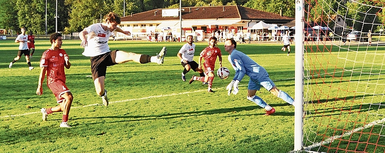 WB verpasste den Ausgleich knapp, hier scheitert Lenny Burgardt an Keeper Matthias Grob. (Bild Kaspar Köchli)
