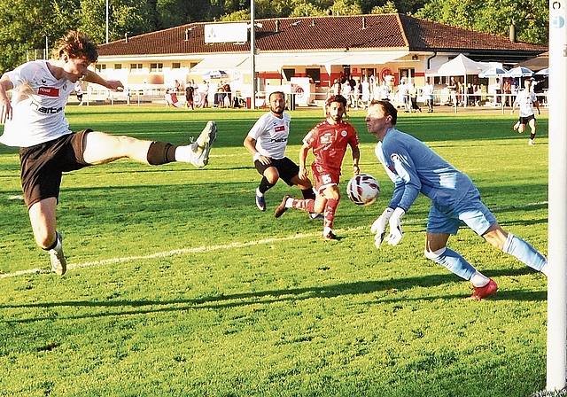 WB verpasste den Ausgleich knapp, hier scheitert Lenny Burgardt an Keeper Matthias Grob. (Bild Kaspar Köchli)