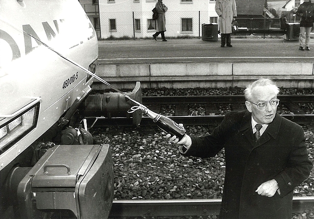 Als Gemeindepräsident taufte Ernst Jud im Rahmen der S-Bahn-Eröffnung 1990 eine Lokomotive. (Archivbild «Anzeiger»)