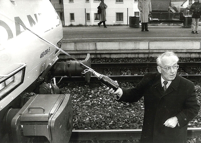 Als Gemeindepräsident taufte Ernst Jud im Rahmen der S-Bahn-Eröffnung 1990 eine Lokomotive. (Archivbild «Anzeiger») Als Gemeindepräsident taufte Ernst Jud im Rahmen der S-Bahn-Eröffnung 1990 eine Lokomotive. (Archivbild «Anzeiger»)