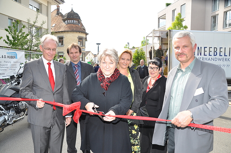 Eröffnung der Gewewerbeschau an der Oberen Bahnhofstrasse mit dem obligaten Durchschneiden des Bandes, von links: Hans-Ulrich Bigler, René Ammann, Elsbeth Knabenhans und die OK-Mitglieder Barbara Roth, Susanne Crimi und OK-Präsident Gerhard Bauman