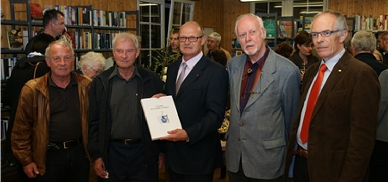 Die vier ältesten Angehörigen der Familie Grimmer von links nach rechts: Walter Grimmer, Heinrich Grimmer, Walter von Siebenthal (Knonauer Gemeindepräsident), Michael Grimmer (der Autor) und Leonhard Grimmer. (Bild Heiri Grimmer)