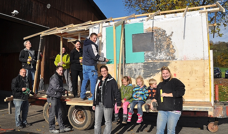 Alle packen an: Mitglieder der Ratlose-Clique beim samstäglichen Wagenbau in Hedingen. (Bild Werner Schneiter)