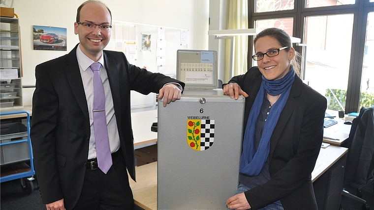 Am Sonntag wird die Wahlurne geleert. Beim Auszählen führen der Affoltemer Gemeindeschreiber Stefan Trottmann und seine Stellvertreterin Vanessa Winkler Regie. (Bild Werner Schneiter)