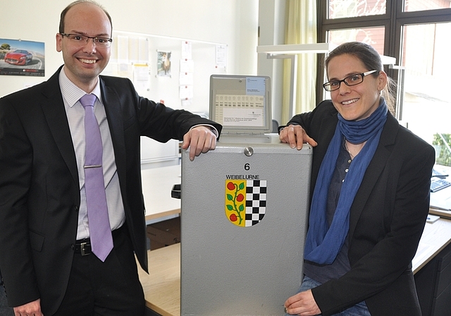 Am Sonntag wird die Wahlurne geleert. Beim Auszählen führen der Affoltemer Gemeindeschreiber Stefan Trottmann und seine Stellvertreterin Vanessa Winkler Regie. (Bild Werner Schneiter)