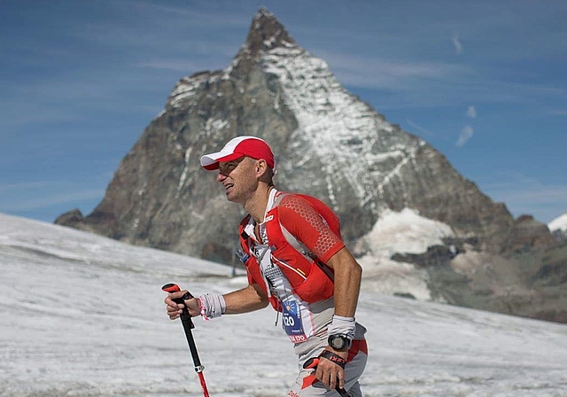 Adrian Brennwald auf dem Theodulgletscher. Im Hintergrund befindet sich das Matterhorn. (Bild zvg.)