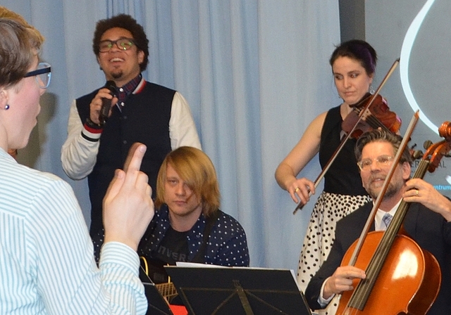 «Mäxi mal»: Seraphine Bessire dirigiert ein prominent verstärktes Orchester. Von links: Marc Sway, Stefan Vonamwald, Mirjam Tschopp und Chefarzt Andreas Meyer-Heim. (Bilder Thomas Stöckli)