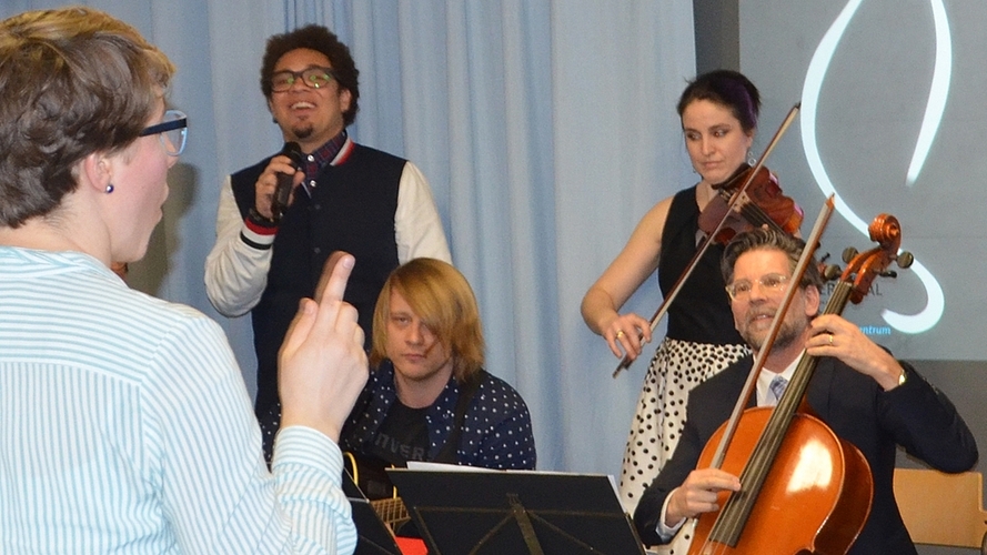 «Mäxi mal»: Seraphine Bessire dirigiert ein prominent verstärktes Orchester. Von links: Marc Sway, Stefan Vonamwald, Mirjam Tschopp und Chefarzt Andreas Meyer-Heim. (Bilder Thomas Stöckli) «Mäxi mal»: Seraphine Bessire dirigiert ein prominent verstärktes Orchester. Von links: Marc Sway, Stefan Vonamwald, Mirjam Tschopp und Chefarzt Andreas Meyer-Heim. (Bilder Thomas Stöckli)