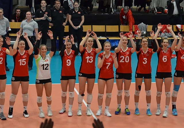 Eine Welle für das Schweizer Team. Die Spielerinnen um Olivia Wassner (Nr. 20), Passeuse aus Affoltern, dürfen sich feiern lassen. <em>(Bilder Thomas Stöckli)</em>