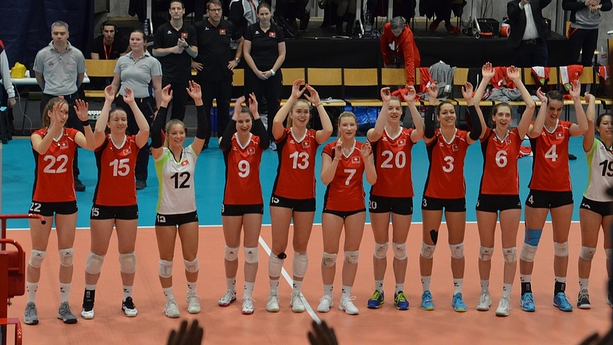 Eine Welle für das Schweizer Team. Die Spielerinnen um Olivia Wassner (Nr. 20), Passeuse aus Affoltern, dürfen sich feiern lassen. <em>(Bilder Thomas Stöckli)</em>
Eine Welle für das Schweizer Team. Die Spielerinnen um Olivia Wassner (Nr. 20), Passeuse aus Affoltern, dürfen sich feiern lassen. <em>(Bilder Thomas Stöckli)</em>